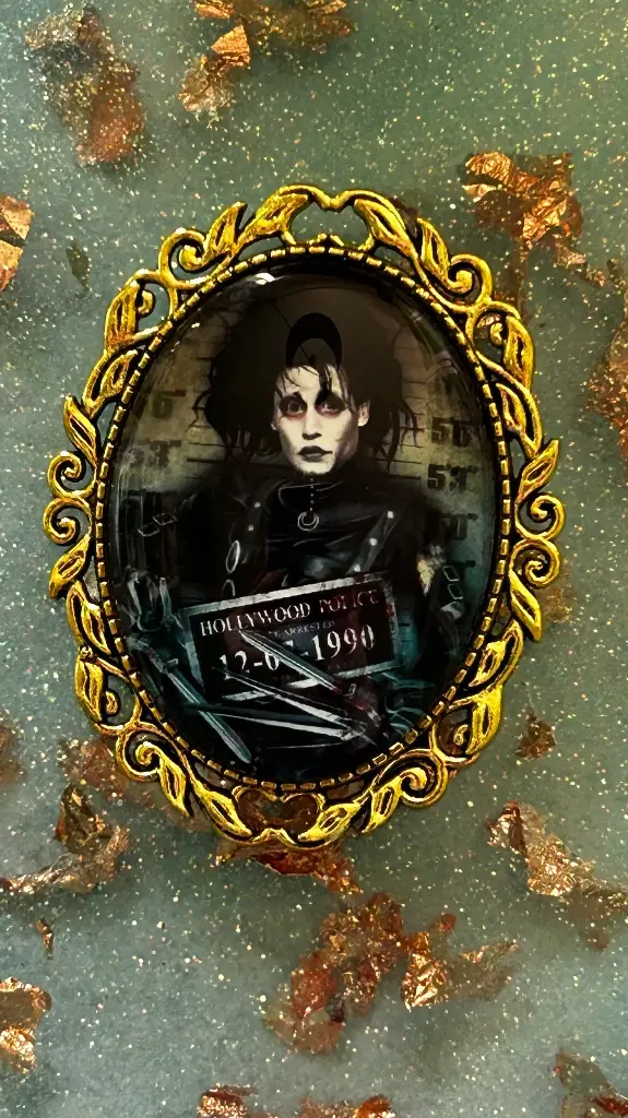 Broche - Edward aux mains d’argent