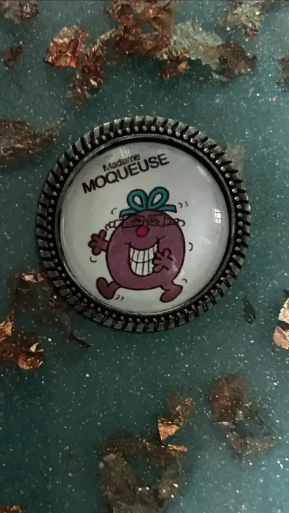 Broche - Cabochon en verre madame moqueuse