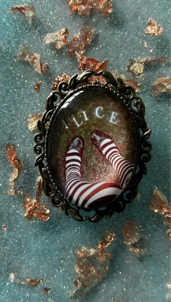Broche - Cabochon en verre Alice au pays des merveilles