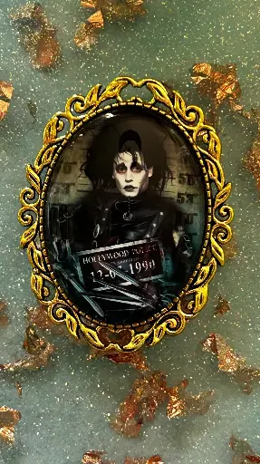 Broche - Edward aux mains d’argent