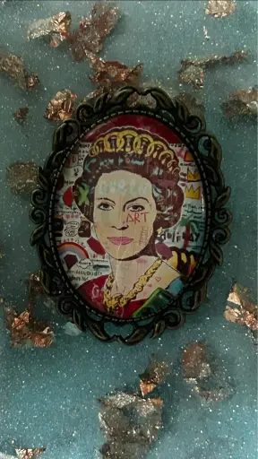 Broche - Cabochon en verre Reine Élisabeth II