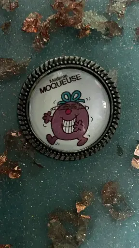 Broche - Cabochon en verre madame moqueuse