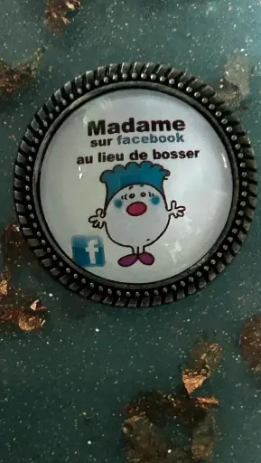 Broche - Cabochon en verre madame sur Facebook