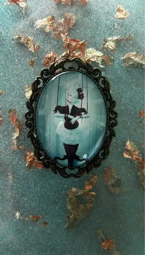 Broche - Cabochon en verre Marionnette