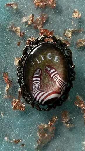 Broche - Cabochon en verre Alice au pays des merveilles